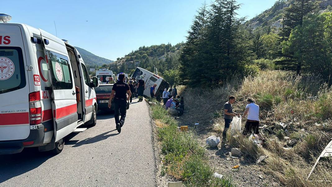 Kütahya’da yolcu otobüsü devrildi! Yaralılar var… 8